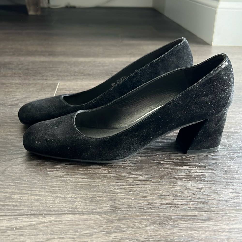 Stuart Weitzman suede pump black.